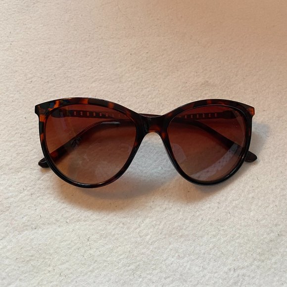 GUESS Women's Sunglasses - Style GF0307 - Picture 2 of 4